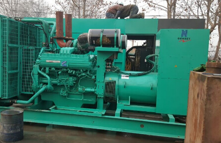 和舍镇发电机组如何判断水冷式机油散热器内部是否需要清洗？